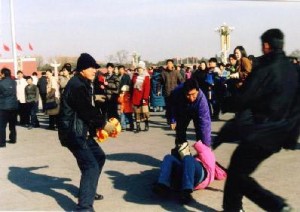Brutalidad policial a los practicantes de Falun Gong en la plaza de Tiananmen